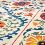Louis De Poortere teppich Antiquarian Suzani 9728 Origine zoom 2