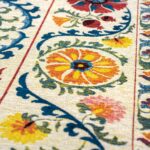Louis De Poortere teppich Antiquarian Suzani 9728 Origine zoom vertical